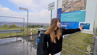 Pov Nézet Egy Tiniről, Aki Nyilvános Helyen Szexel