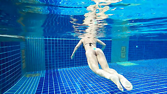 Une Rencontre Publique À La Piscine Avec Une Superbe Teen