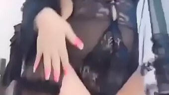 Sensual Milf Asiática Se Masturba Con Música De Medio Oriente