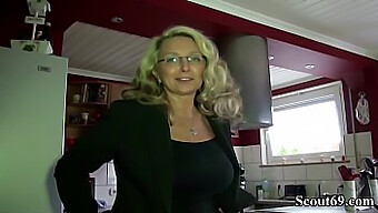 Tysk Milf Med Stora Naturliga Bröst Förför Grannen För Hardcore Sex