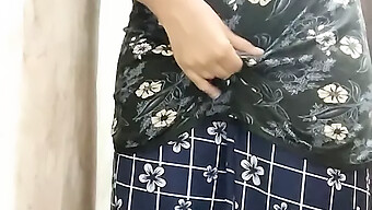 印度女孩展示她性感的身体,为你脱光衣服