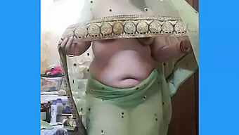 Milf Desi Khoe Những Đường Cong Của Mình Trong Bộ Đồ Saree Cho Chồng